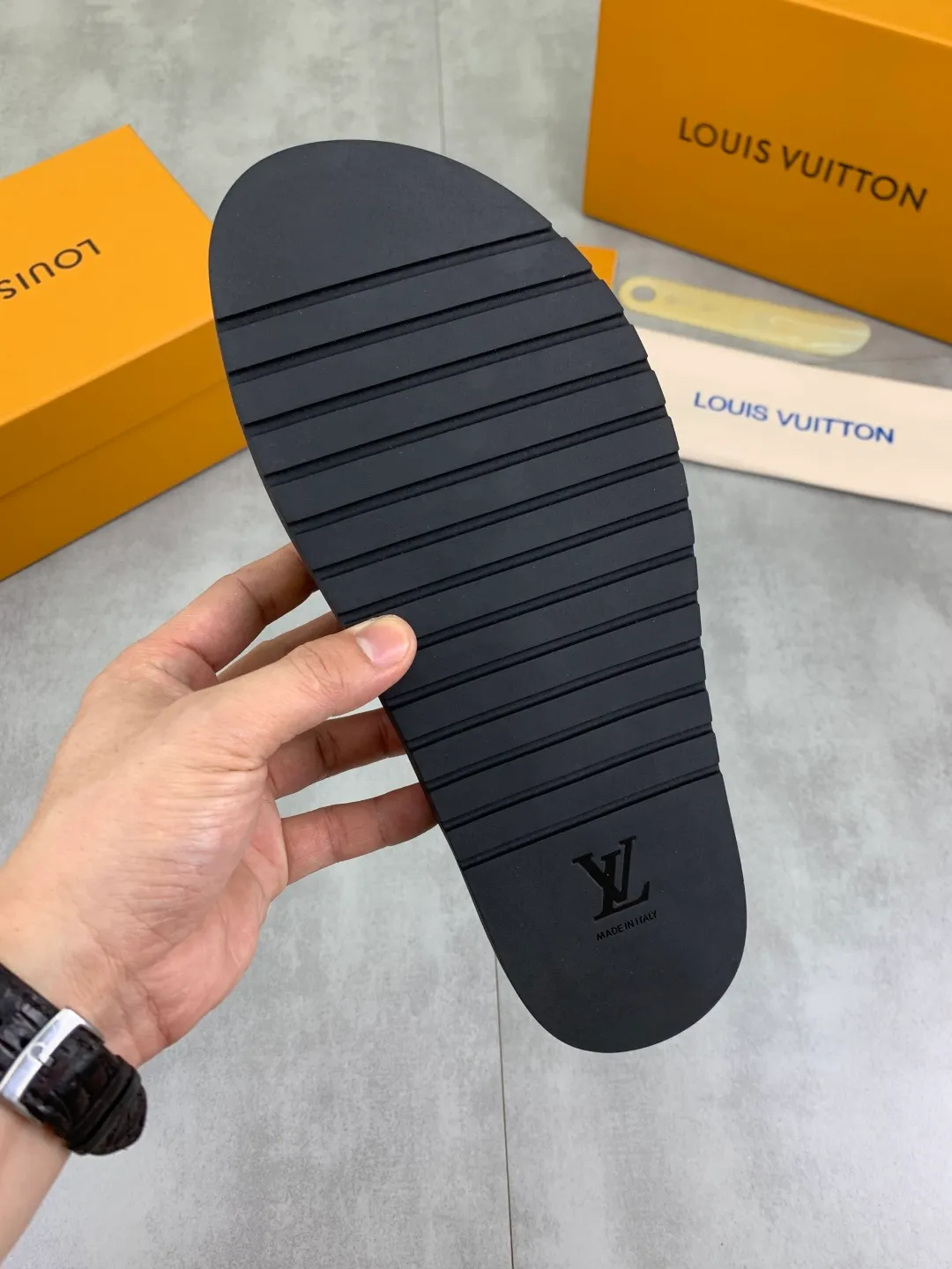 Men's shoes 💰P320💰【New style】🆘 Original quality 【LOUIS VUITTON】The popular Louis Vuitton LV men's slippers on the official website are on sale simultaneously! Original fabric imported from Italy, original factory special supply, code number: 38-44 (45 customized), many colors available